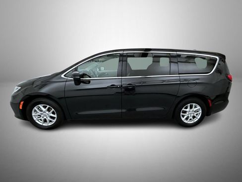 Certified 2023 Chrysler Pacifica Touring-L FWD image 8