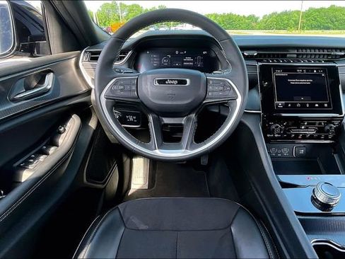 Used 2025 Jeep Grand Cherokee Altitude AWD/4WD image 8