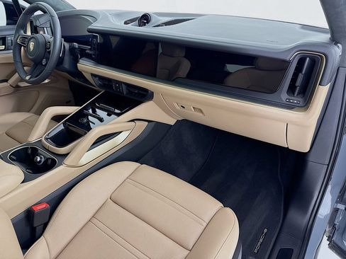 Certified 2025 Porsche Cayenne GTS AWD/4WD image 31