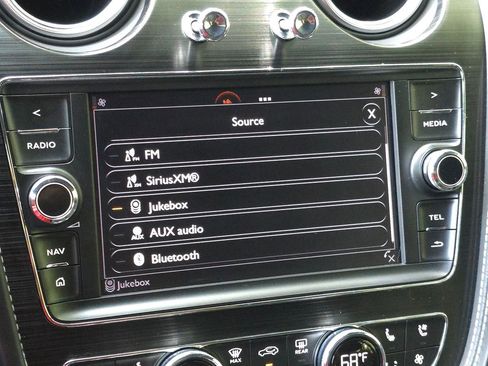 Used 2020 Bentley Bentayga Plug-In Hybrid image 61