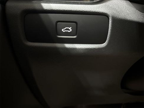 Used 2025 Volvo V60 B5 Cross Country Plus image 17