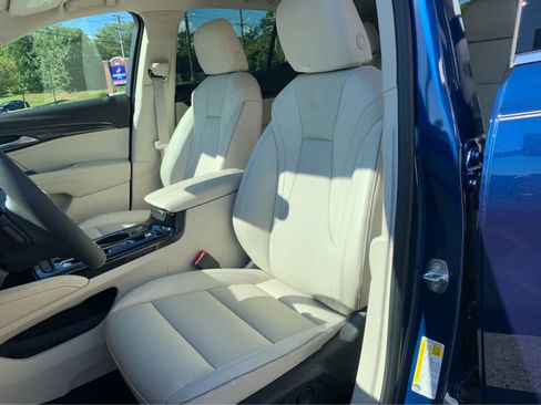 Used 2022 Buick Envision Essence w/ Safety Package image 11