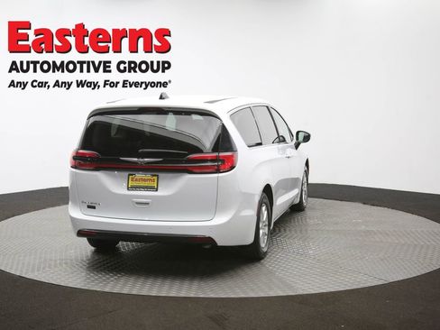 Used 2024 Chrysler Pacifica Touring-L image 37
