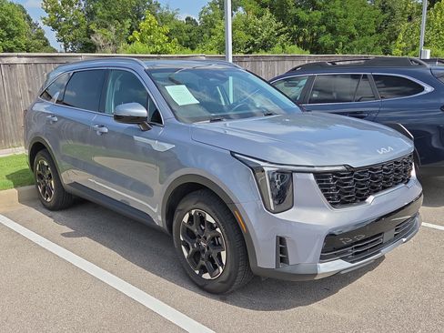 Used 2024 Kia Sorento S w/ Panoramic Sunroof Package FWD image 2