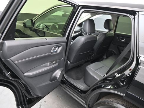 Certified 2025 Nissan Rogue Platinum w/ Tech Package image 14