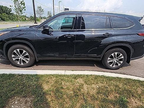Used 2021 Toyota Highlander XLE AWD/4WD image 6