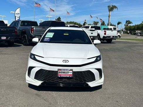 Used 2025 Toyota Camry SE w/ Convenience Package image 9