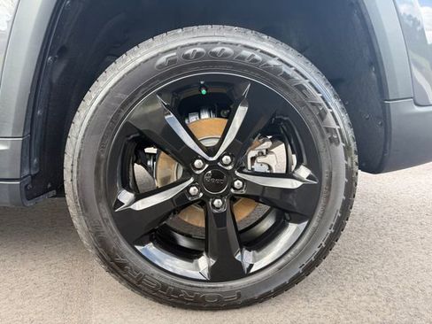 Used 2023 Jeep Grand Cherokee Altitude image 8