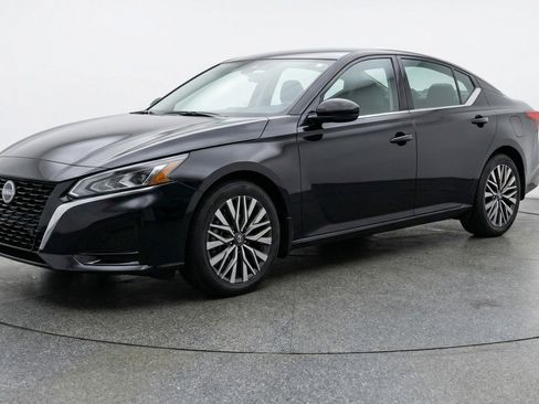 Used 2025 Nissan Altima 2.5 SV FWD image 3