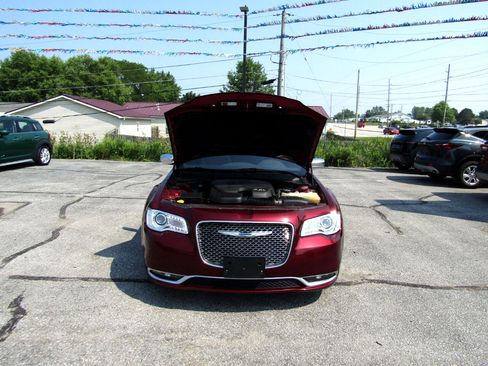 Used 2017 Chrysler 300 C Platinum image 30