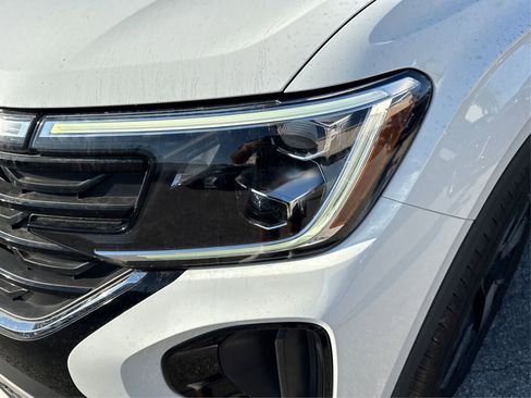 Used 2024 Volkswagen Atlas Cross Sport SE w/ Panoramic Sunroof Package image 16