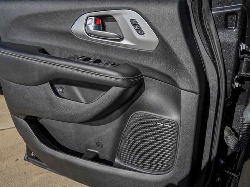 Used 2020 Chrysler Pacifica Limited w/ S Appearance Package image 23