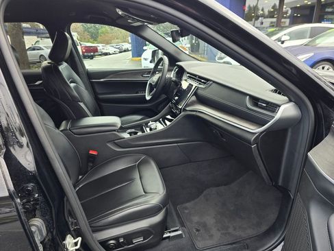 Used 2024 Jeep Grand Cherokee Limited image 11