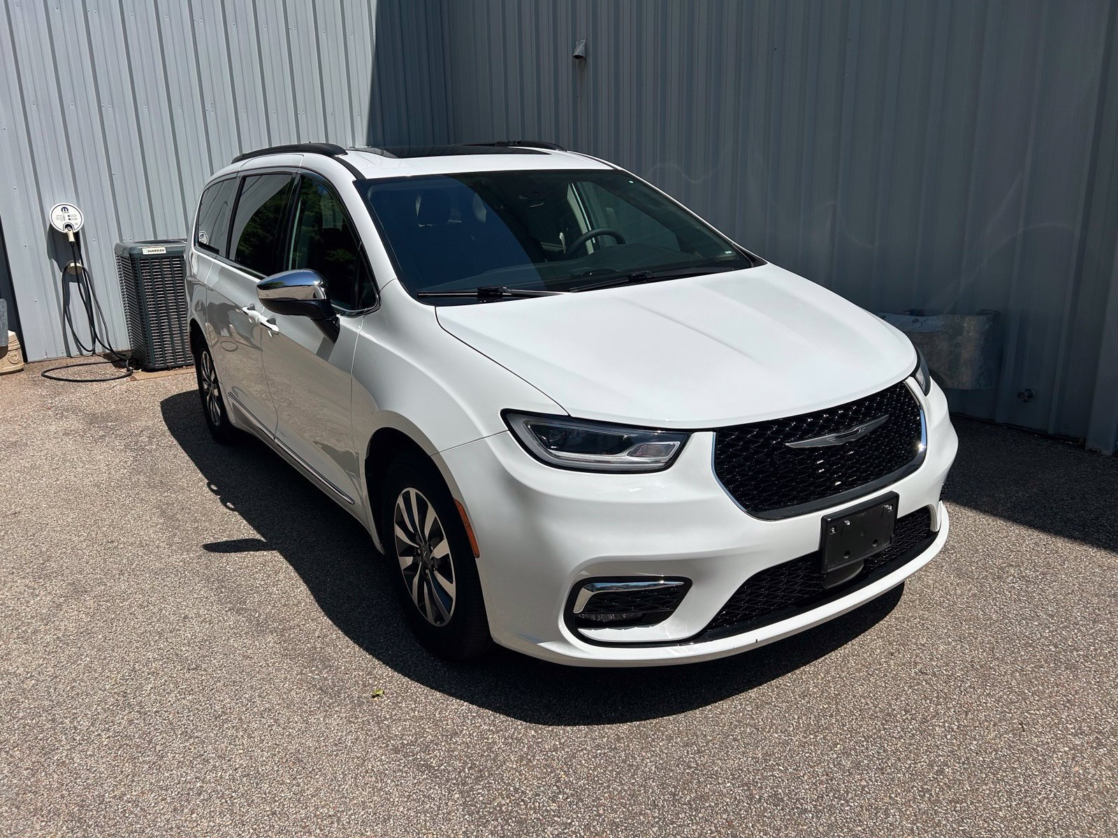 Used 2023 Chrysler Pacifica Limited w/ Uconnect Theater Family Group FWD image 3