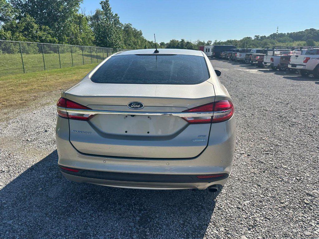 Used 2017 Ford Fusion SE w/ Fusion SE Technology Package FWD image 3