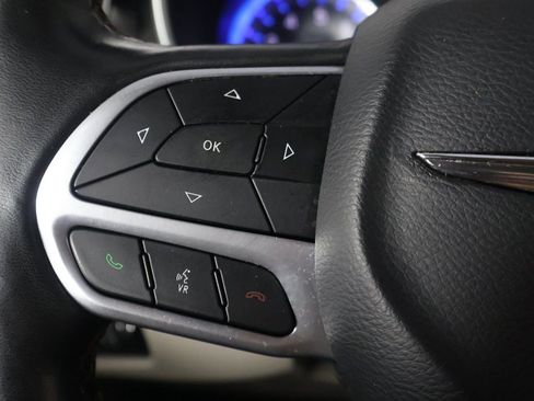 Used 2020 Chrysler Pacifica Touring-L image 39