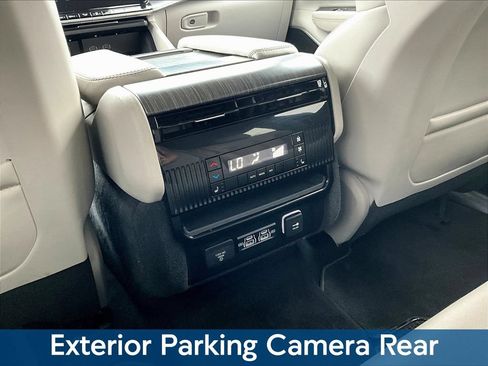 Used 2024 Jeep Wagoneer L Series III w/ Flexible Seating Group AWD/4WD image 13