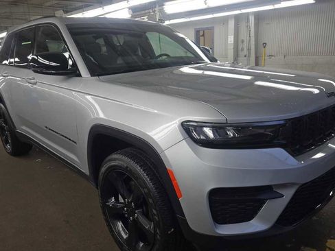 Used 2024 Jeep Grand Cherokee Altitude image 4