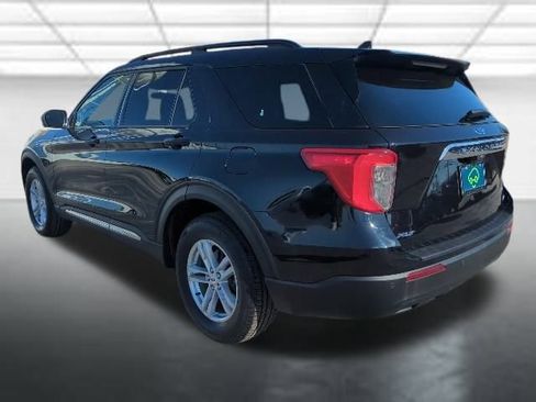 Used 2022 Ford Explorer XLT image 2