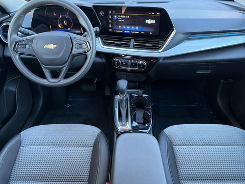 Used 2025 Chevrolet Trax LT FWD image 10
