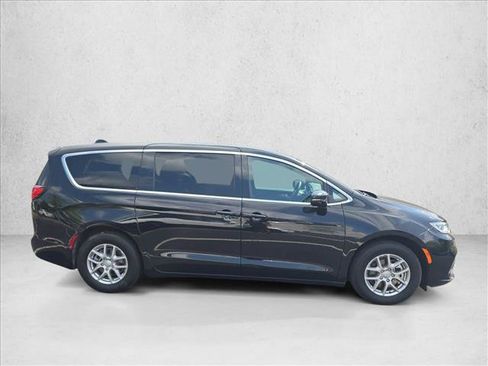 Used 2025 Chrysler Pacifica Select FWD image 4