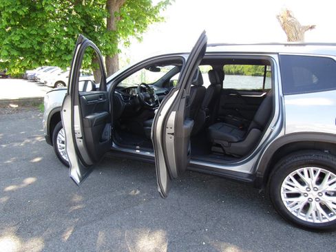 Used 2025 GMC Acadia Elevation w/ Elevation Premium Package AWD/4WD image 21