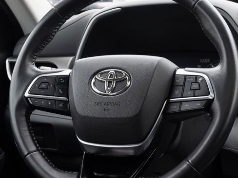 Used 2021 Toyota Highlander XLE image 26