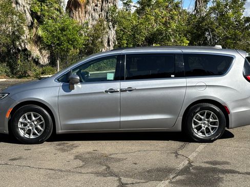 Used 2021 Chrysler Pacifica Touring image 6