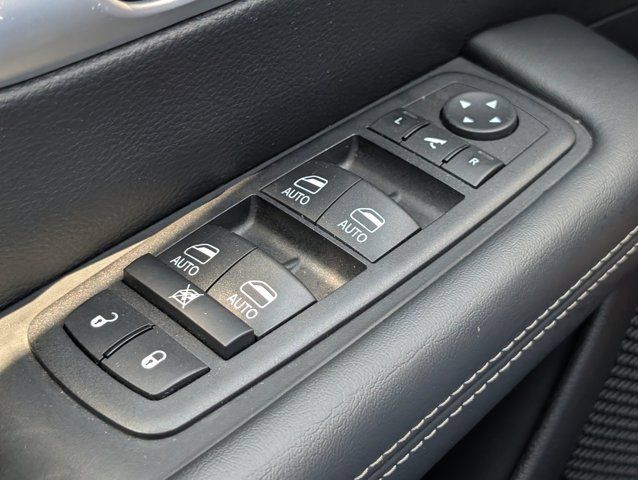 Used 2025 Chrysler Pacifica Limited FWD image 23