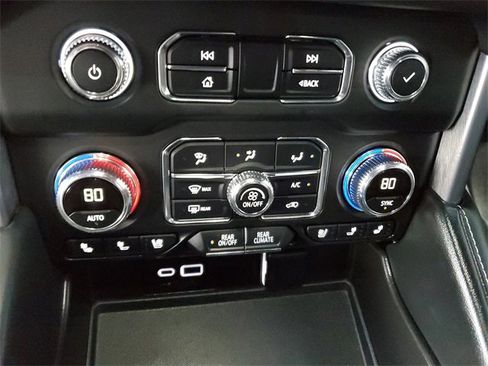 Used 2024 GMC Yukon XL SLT w/ SLT Luxury Package image 22