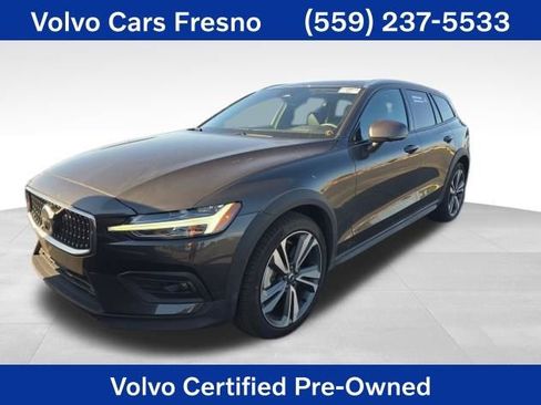 Used 2025 Volvo V60 B5 Cross Country Plus image 1
