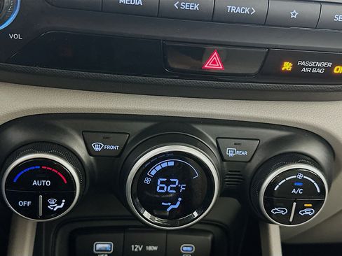 Used 2025 Hyundai Venue SEL image 23