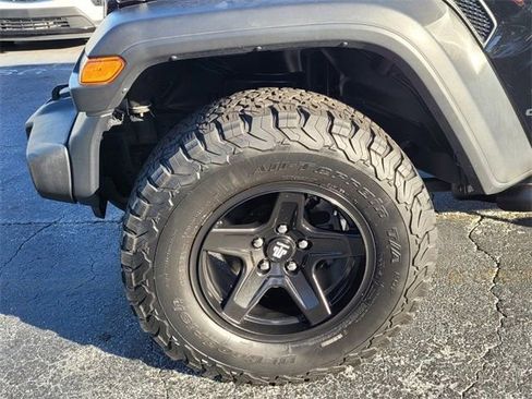 Used 2020 Jeep Gladiator Sport w/ Quick Order Package 23S AWD/4WD image 3