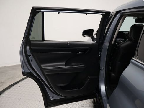 Used 2023 Toyota Highlander XLE FWD image 21