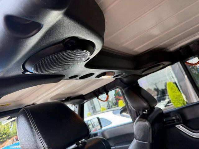 Used 2012 Jeep Wrangler Unlimited Sahara w/ Connectivity Group AWD/4WD image 17