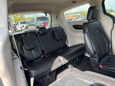 Used 2023 Chrysler Pacifica Touring-L FWD image 13