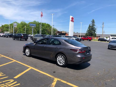Used 2022 Toyota Camry LE AWD/4WD image 3