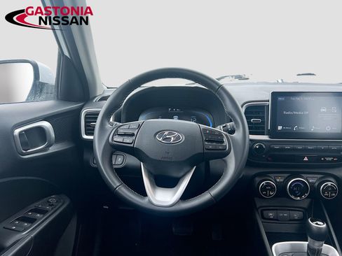 Used 2025 Hyundai Venue SEL image 29