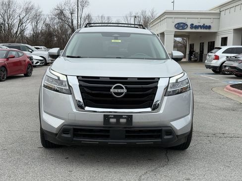 Used 2022 Nissan Pathfinder SV image 2