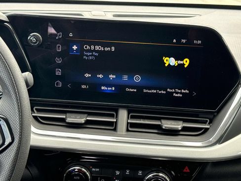 Used 2025 Chevrolet Trax LT FWD image 18