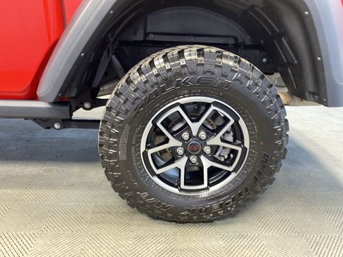 Used 2024 Jeep Gladiator Rubicon w/ Technology Group image 25