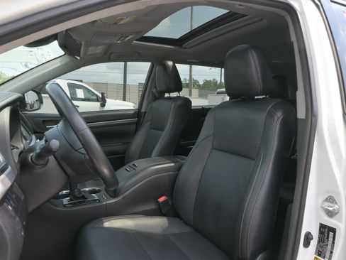 Used 2017 Toyota Highlander Limited AWD/4WD image 9