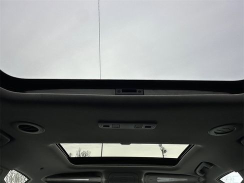 Used 2023 GMC Acadia SLT w/ Preferred Package image 23