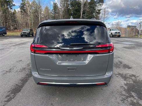 Used 2022 Chrysler Pacifica Touring-L image 4