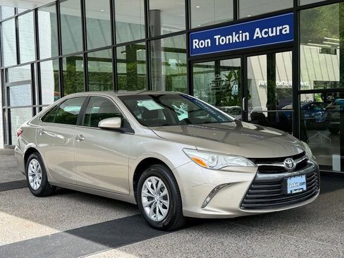 Used 2017 Toyota Camry LE FWD image 2