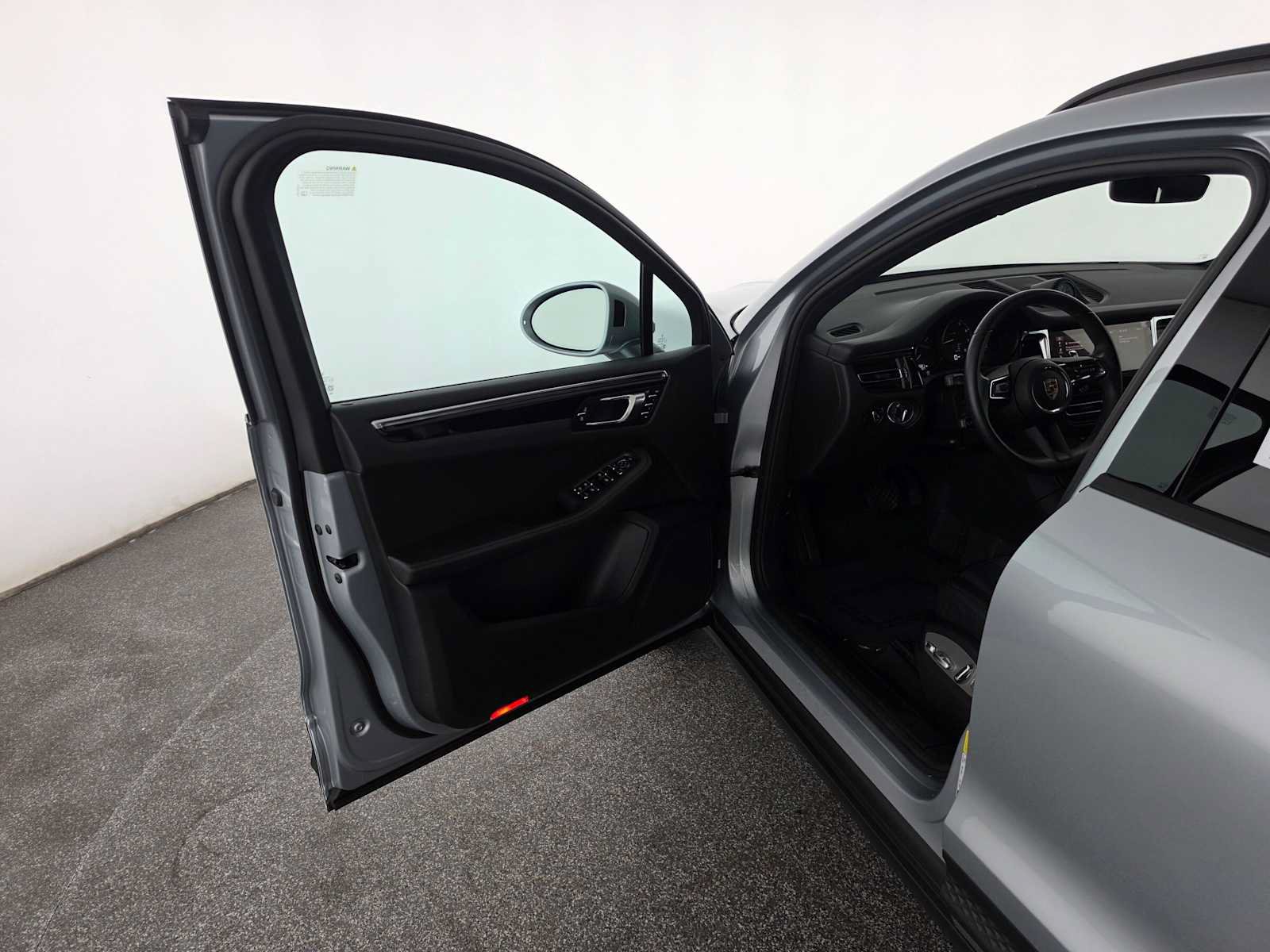 Used 2025 Porsche Macan AWD/4WD image 19