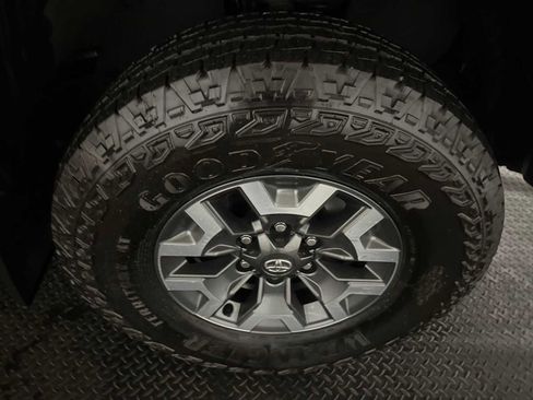 Certified 2022 Toyota Tacoma TRD Off-Road image 12