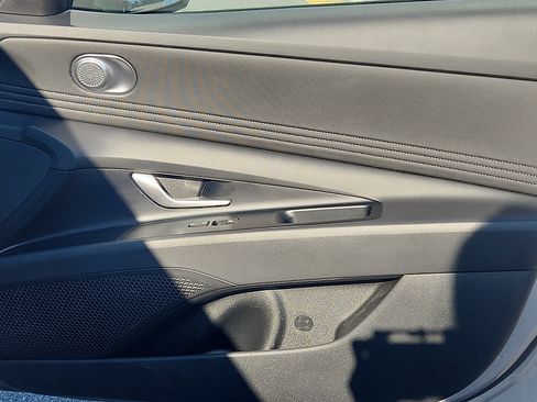 Certified 2025 Hyundai Elantra Limited FWD image 35