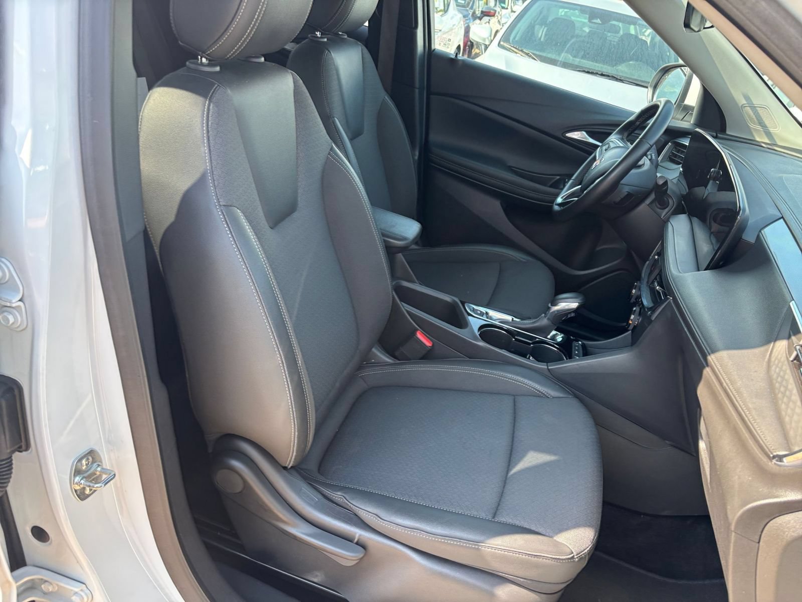 Used 2025 Buick Encore GX Preferred AWD/4WD image 34