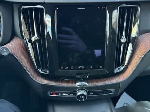 Used 2023 Volvo XC60 B5 Plus image 17